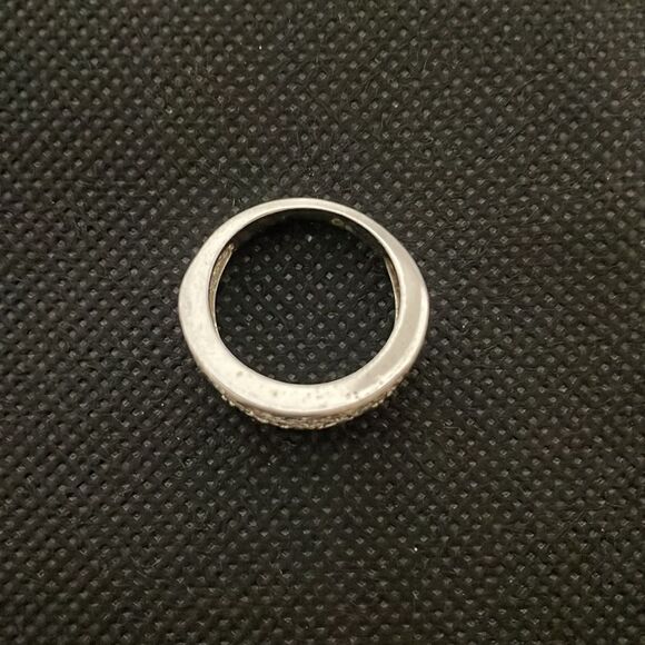 Beautiful ring  - Picture 4 of 8